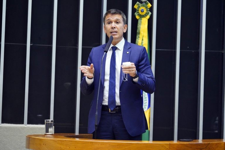 Projeto permite que pessoas e empresas deduzam do IR valores doados a causa animal