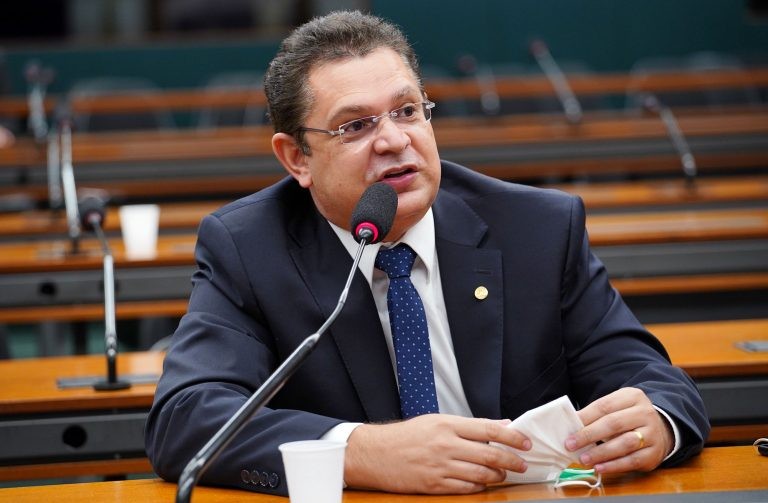 CCJ aprova prioridade para crianças e idosos nos atendimentos oftalmológicos do SUS