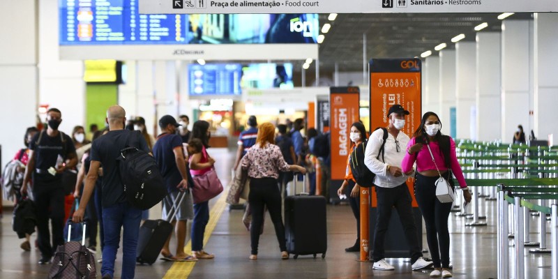 Passageiros reclamam de atrasos e dificuldades em aeroportos