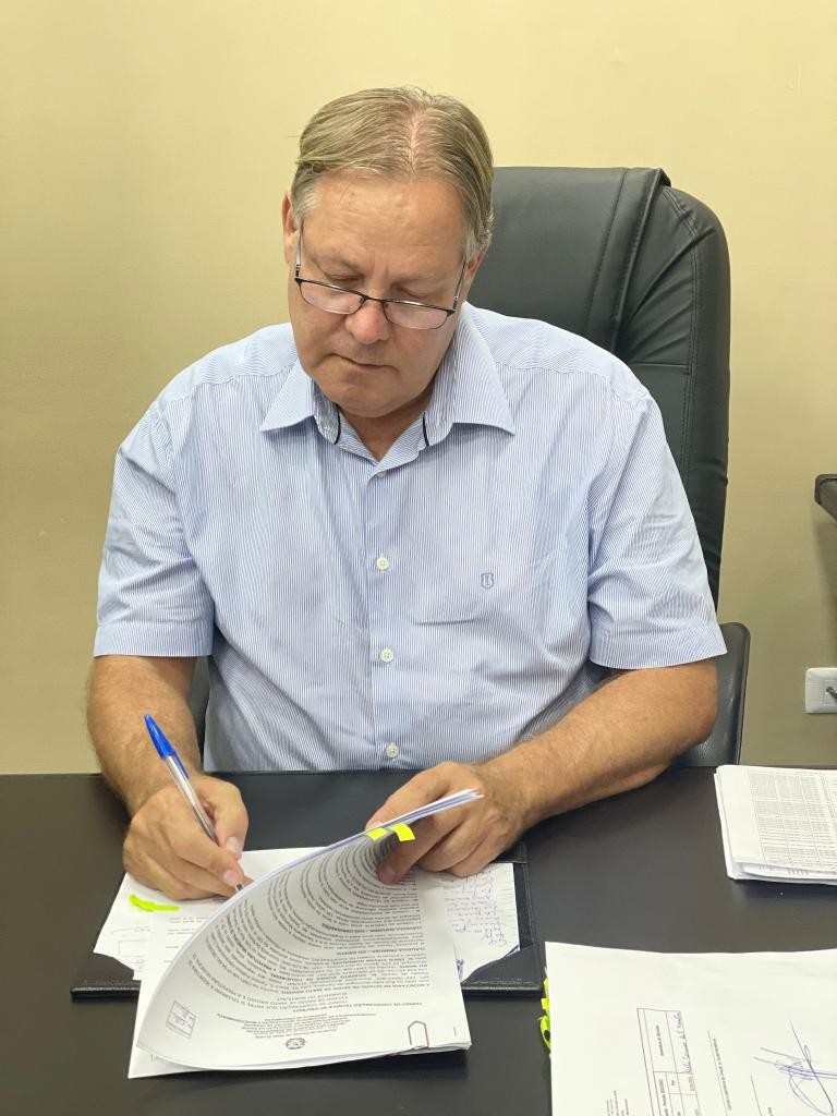 Secretário assina contrato para construção da nova sede do Lacen