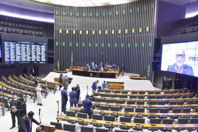 Deputados aprovam proposta orçamentária de 2022 com aumento para gastos sociais