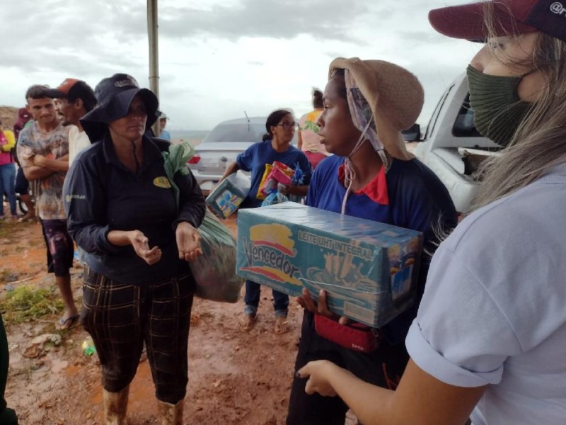Sedec doa mais de mil litros de leite a trabalhadores do lixão de Cuiabá