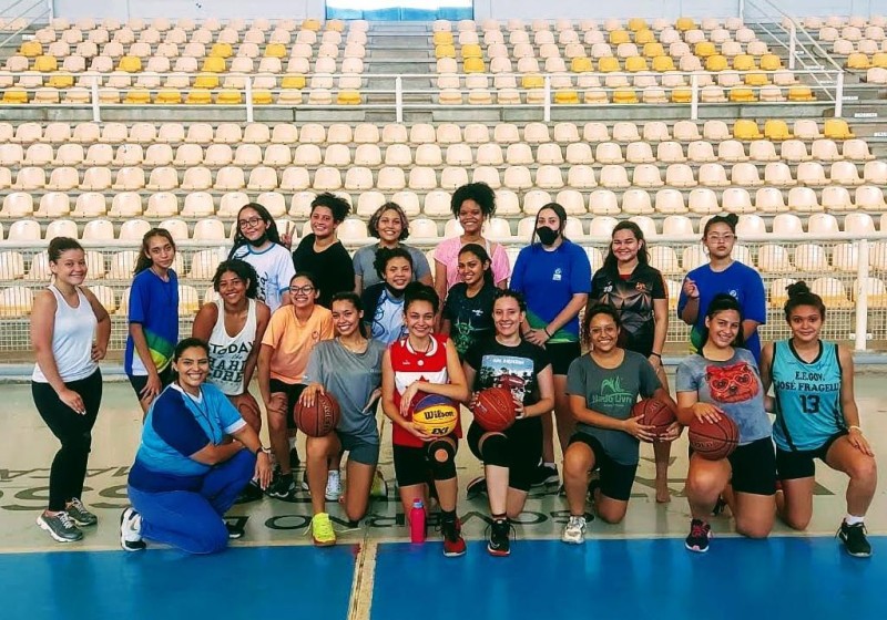 Time de basquete da escola da Arena da Educação conquista medalha de prata em competição internacional
