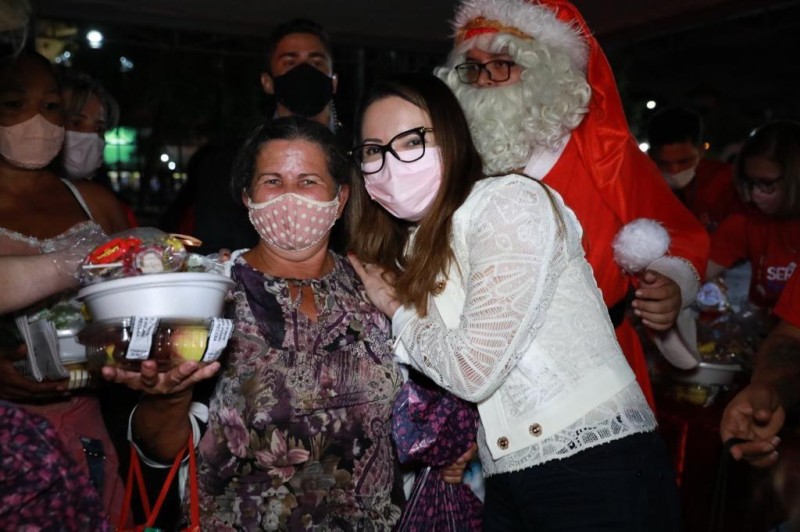 Primeira-dama Virginia Mendes entrega alimentos e presentes a moradores de rua