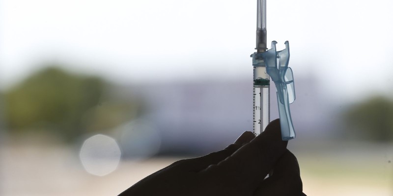 Estudo indica que vacinas aumentam proteção de quem já teve covid-19