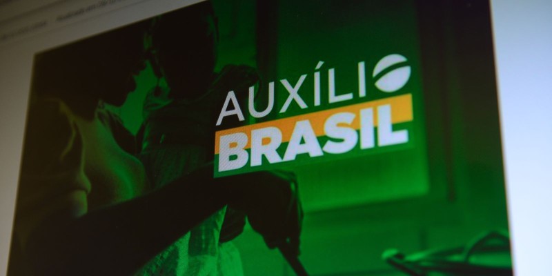 Lei que cria o Auxílio Brasil é publicada no Diário Oficial da União