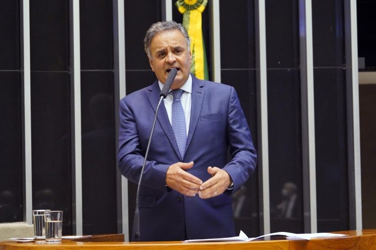 Projeto estende teto salarial do serviço público para servidor que recebe em dólar