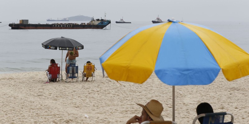 Apesar da chuva, grupos chegam cedo para réveillon em Copacabana