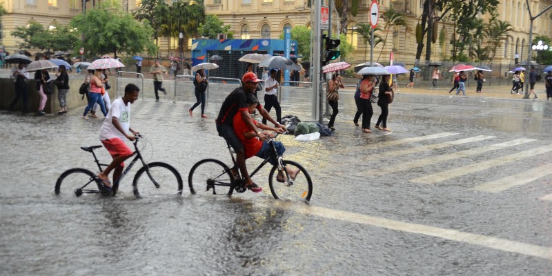 Forte chuva deixa São Paulo em estado de atenção para alagamentos