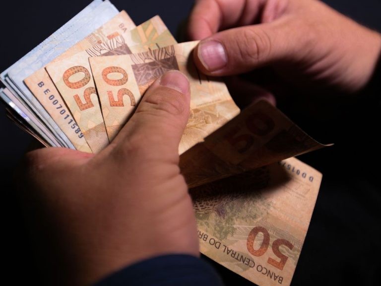 Medida provisória fixa salário mínimo de R$ 1.212; novo valor já está em vigor
