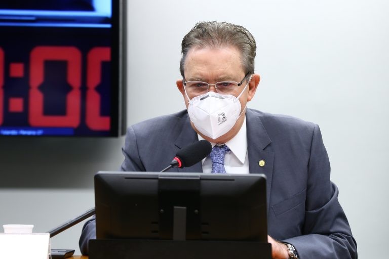 Comissão aprova tempo máximo para atendimento de idosos e gestantes