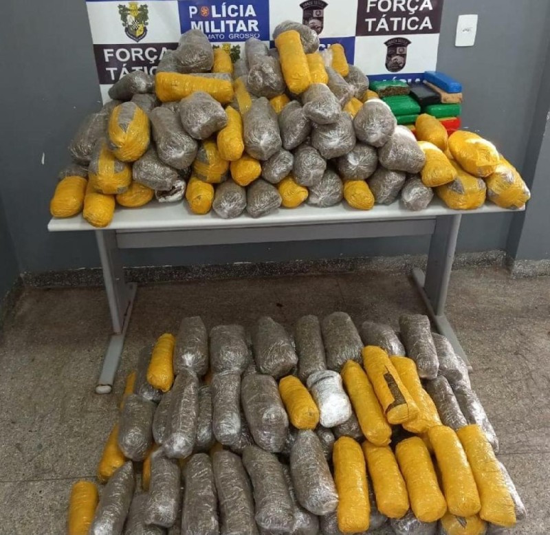 PM fecha depósito do crime organizado e apreende 100 kg de droga e artefatos explosivos