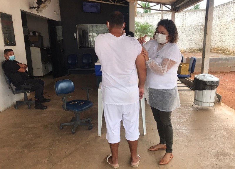 Quase 300 pessoas foram vacinadas durante ação especial no CDP de Lucas do Rio Verde